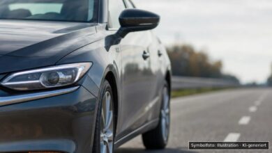 KI-generiertes Symbolfoto zu Verkehrsunfall mit Unfallflucht bei Gustav-Schiefer-Straße, Feldmoching-Hasenbergl, München