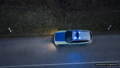 KI-generiertes Symbolfoto zu Verkehrsunfall mit Fahrerflucht bei Göppingen