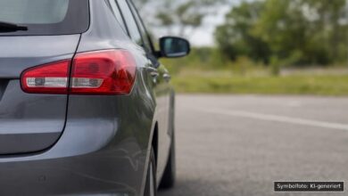 KI-generiertes Symbolfoto zu Verkehrsunfall bei Großaitingen