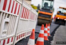 KI-generiertes Symbolfoto zu Straßenbauarbeiten / Verkehrsbehinderung bei Höchstädt an der Donau