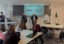 Beitragsbild zu KI-Hackathon am Dossenberger-Gymnasium Günzburg: Schüler entwickeln digitale Produktberatung