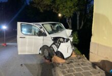 Beitragsbild zu Kleinbus rammt Hausmauer in Sonnefeld – sieben Verletzte, drei davon schwer