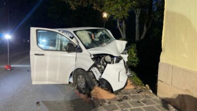 Beitragsbild zu Kleinbus rammt Hausmauer in Sonnefeld – sieben Verletzte, drei davon schwer