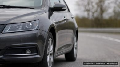 KI-generiertes Symbolfoto zu Verkehrsunfall bei Marktoberdorf, Kreuzung Moosstraße/Schwabenstraße