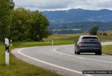 KI-generiertes Symbolfoto zu Verkehrsgefährdung bei B16 zwischen Kochlöffelkreisel und Rieder, Marktoberdorf