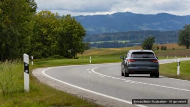 KI-generiertes Symbolfoto zu Verkehrsgefährdung bei B16 zwischen Kochlöffelkreisel und Rieder, Marktoberdorf