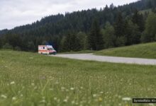 KI-generiertes Symbolfoto zu Verkehrsunfall bei Riedbergpass, Obermaiselstein