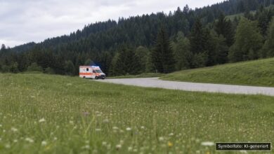 KI-generiertes Symbolfoto zu Verkehrsunfall bei Riedbergpass, Obermaiselstein