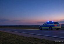 KI-generiertes Symbolfoto zu Verkehrsunfall / Vorsätzliche Sachbeschädigung bei Oberostendorf