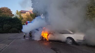 Beitragsbild zu Peugeot-Oldtimer fängt in Augsburg Feuer – Berufsfeuerwehr löscht Autobrand