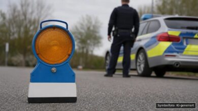 KI-generiertes Symbolfoto zu Polizeieinsatz / Verkehrskontrolle bei Königsbrunn