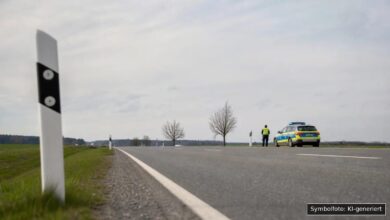 KI-generiertes Symbolfoto zu Polizeieinsatz / Verkehrskontrolle bei Königsbrunn