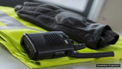 KI-generiertes Symbolfoto zu Verkehrsunfallflucht bei Rammingen, Grottenweg