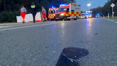 Beitragsbild zu Schwerer Unfall zwischen Traktor und Motorrad bei Leipheim: Biker lebensgefährlich verletzt