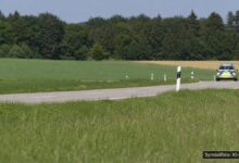 KI-generiertes Symbolfoto zu Verkehrsunfall bei Tagmersheim