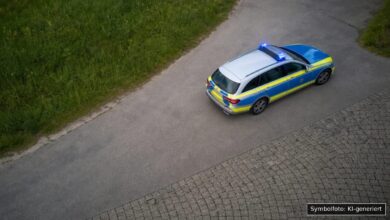KI-generiertes Symbolfoto zu Verkehrsunfall bei Uhingen