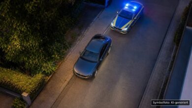 KI-generiertes Symbolfoto zu Polizeieinsatz bei Ulm, Wohngebiet Lindenhöhe