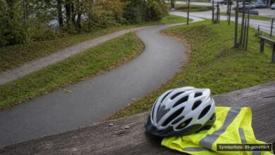 KI-generiertes Symbolfoto zu Verkehrsunfallflucht bei Flughafen Memmingen, Parkplatz P4, Memmingerberg