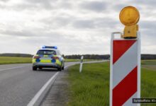 KI-generiertes Symbolfoto zu Verkehrsunfall mit Unfallflucht bei Illerkirchberg, L260 zwischen Illerrieden und Oberkirchberg
