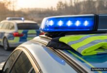 KI-generiertes Symbolfoto zu Verkehrsunfall bei Lindenberg