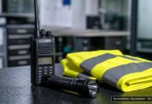 KI-generiertes Symbolfoto zu Polizeieinsatz mit Fahndung bei Universitätsstraße, Universitätsviertel