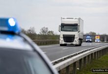 KI-generiertes Symbolfoto zu Verkehrsunfall bei A8 zwischen Adelsried und Neusäß