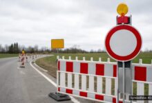 KI-generiertes Symbolfoto zu Straßenbauarbeiten / Verkehrsbehinderung bei Balzhausen bis Tiefenried