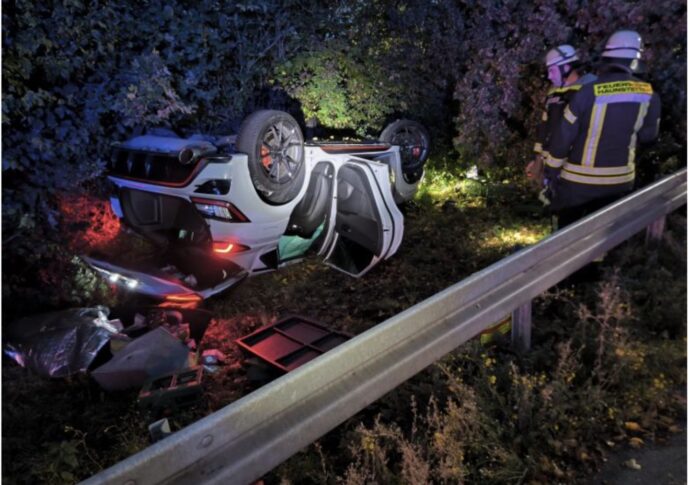 Unfall auf der B16 bei Haunsstetten. Pkw hinter Leitplanke.