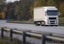 KI-generiertes Symbolfoto zu Verkehrsunfall bei A8 zwischen Friedberg und Dasing