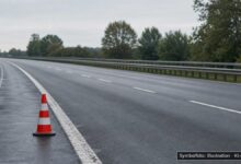 KI-generiertes Symbolfoto zu Verkehrsunfall bei Friedberg, A 8 Richtung München