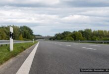 KI-generiertes Symbolfoto zu Verkehrsunfall mit Trunkenheitsfahrt bei A8 bei Jettingen-Scheppach