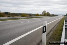 KI-generiertes Symbolfoto zu Verkehrsunfall bei Zusamarshausen, A 8 Richtung Stuttgart