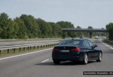 KI-generiertes Symbolfoto zu Verkehrskontrolle / Alkohol am Steuer bei A96 bei Wiedergeltingen