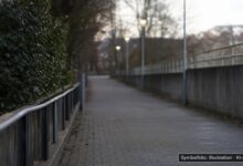 KI-generiertes Symbolfoto zu Angriff / Zeugenaufruf bei Ulm