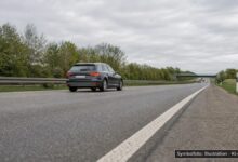 KI-generiertes Symbolfoto zu Verkehrsunfall bei A8 bei Ulm-Jungingen, Fahrtrichtung München, Höhe km 122 kurz nach der Anschlussstelle Ulm-West