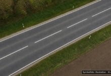 KI-generiertes Symbolfoto zu Verkehrsunfall bei Aindling