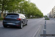 KI-generiertes Symbolfoto zu Trunkenheitsfahrt und Sachbeschädigung bei Augsburg-Innenstadt, Berliner Allee