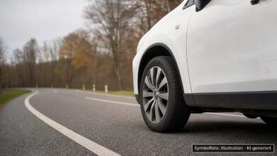 KI-generiertes Symbolfoto zu Verkehrsunfall bei B300 bei Dasing