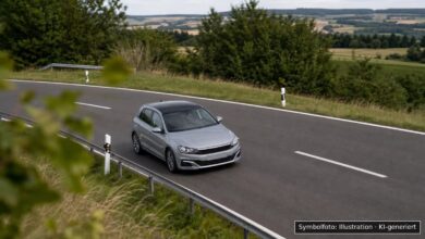 KI-generiertes Symbolfoto zu Verkehrsunfall bei B311 zwischen Deppenhausen und Ehingen