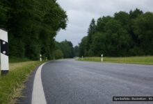 KI-generiertes Symbolfoto zu Verkehrsunfallflucht bei Bad Wörishofen, Parkplatz eines Thermalbads