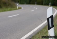 KI-generiertes Symbolfoto zu Verkehrsunfallflucht bei Betzigau