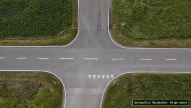 KI-generiertes Symbolfoto zu Verkehrsunfall bei Einmündung L273/K7532 bei Biberach