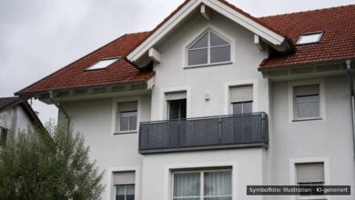 KI-generiertes Symbolfoto zu Brand mit Todesfall bei Breitbrunn a. Chiemsee