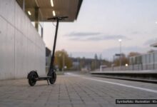 KI-generiertes Symbolfoto zu Unbefugter Gebrauch eines Fahrzeugs bei Buchloe, Bahnhof bei der Volkshochschule