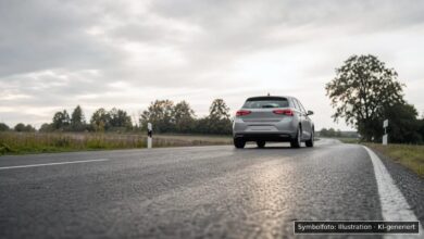 KI-generiertes Symbolfoto zu Verkehrsunfall bei Burgau