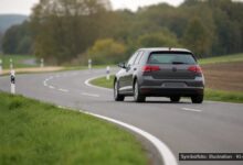 KI-generiertes Symbolfoto zu Verkehrskontrolle, Verdacht auf Fahren ohne Fahrerlaubnis und Urkundenfälschung bei Dillingen