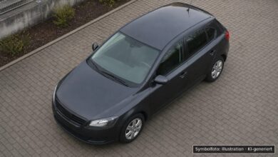KI-generiertes Symbolfoto zu Diebstahl und Sachbeschädigung bei Donauwörth, Parkplatz am Stauferpark / Neudegger Allee