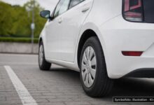 KI-generiertes Symbolfoto zu Verkehrsunfallflucht bei Durach, Park-and-Ride-Parkplatz in der Bahnhofstraße