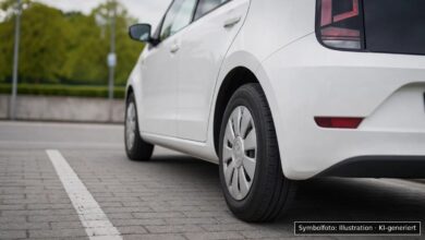 KI-generiertes Symbolfoto zu Verkehrsunfallflucht bei Durach, Park-and-Ride-Parkplatz in der Bahnhofstraße