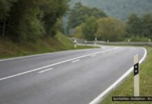 KI-generiertes Symbolfoto zu Verkehrsunfall bei Ebersbach, B10